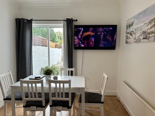 Enfield Lock Maison | 29 minits to airport and 29 mints to Liverpool st central London