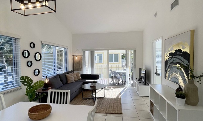 Mission Bay Appartement | 290C - Sunny 2 Bed Apt in West Boca - Close to Evert & Boca Prep