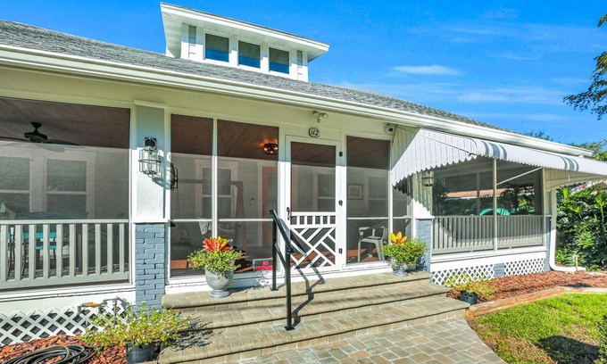 Bradenton Maison | 2b/2ba, HotTub, Walk To Shops, Dining! Beach Close! Wkly/Mo Discounts! Boat Opt!