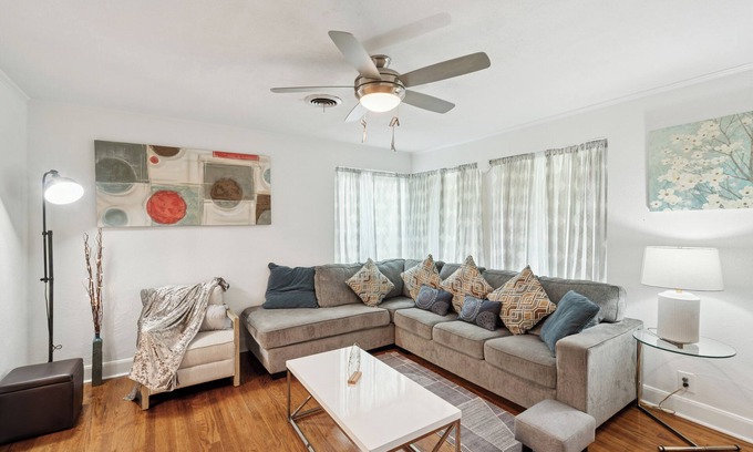 Irving Chalet De Ski | Casa completa 3BD 2BA Patio Parking Acepta mascota