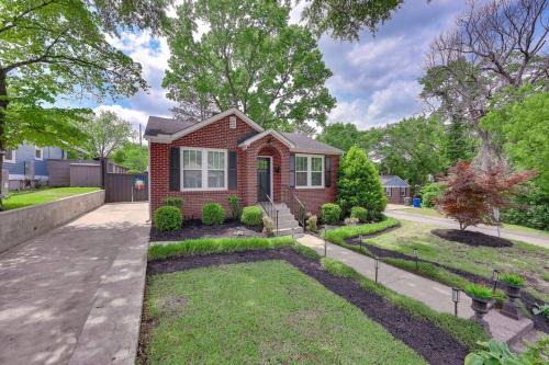 Earlewood Maison | 2BD 2BA Bungalow Beautiful Backyard Grill