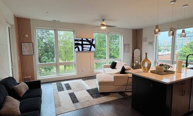 Westside Appartement | Midtown Retreat with Downtown Views - Spacious Balcony, 2 Bed/2 Bath