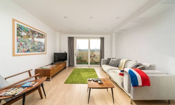 Custom House Appartement | 2BD Flat 4mins to Excel Centre Fast City Links
