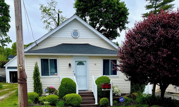 Bayville Maison | 2bed/2bath Beach Bungalow in Bayville, NY