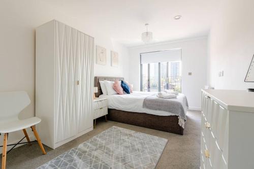 Salford Appartement | 2Bed 2Bath Private Balcony, Relaxing Waterfront View Apt, Parking FREE WiFi 10mins Media City, Salford Quays, Old Trafford, City Centre