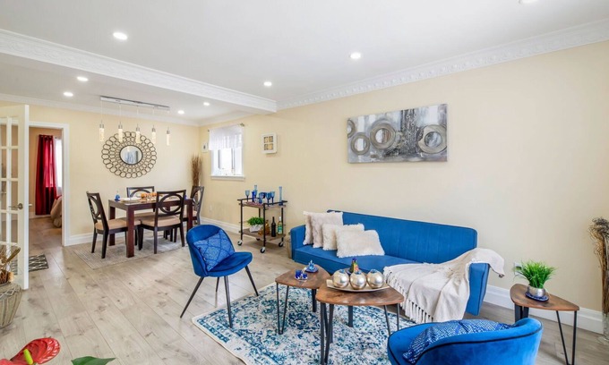 Topham Park Maison | 2Bedroom+1Bathroom+I Parking East-York bungalow