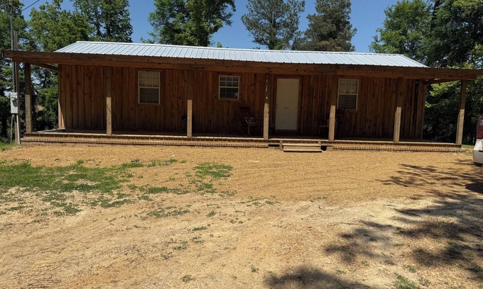 Elliott Cabine | 2bedroom cabin with AC,Heat,WiFi in Gore Springs just 2.6 miles to Grenada lake