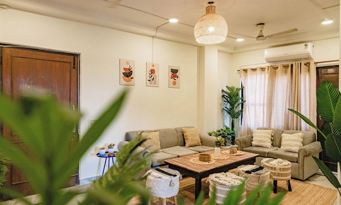 Hauz Khas Village Appartement | 2BHK Jewel by Hauz Khas Fort