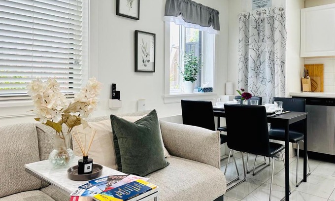 Vancouver South Maison | 2BR 1.5BA Full Kitchen Private Guest House - Free Parking - Central Location