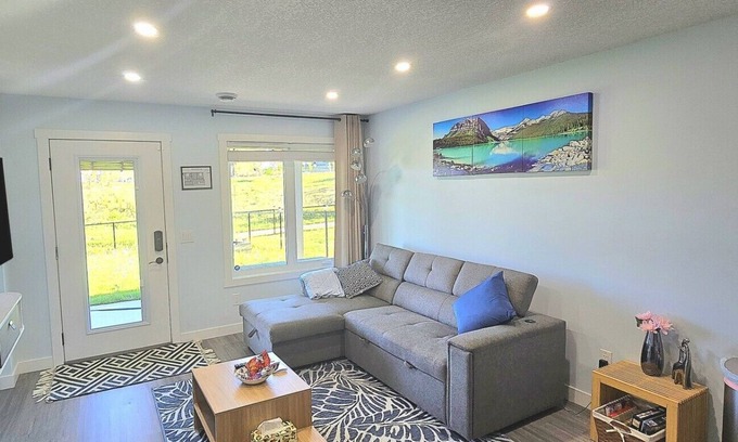 Northwest Calgary Maison | 2BR, 1.5Bath, Full Kitchen+Coffee, Ravine View.