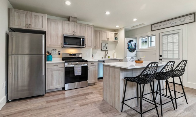 Lynden Maison | 2 BR/1BA home W/ Central AC- 2 blocks from town!