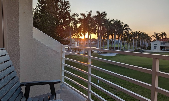 Isla del Sol Copropriété | 2br / 2 bath Isla del Sol updated condo - beautiful golf and sunset views!!