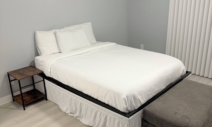 Spring Valley Appartement | 2BR/2BA Downtown Vegas Gem – 2 Min Walk to Fremont!