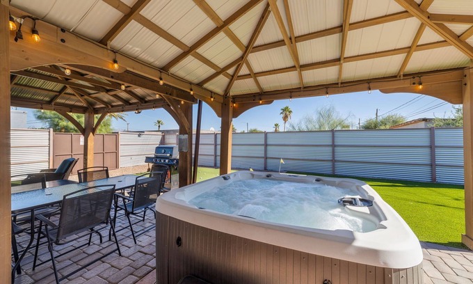 Tucson Maison | 2BR/2BA w/Jacuzzi & Putting Green Close to Airport