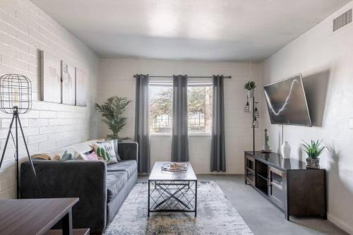 Mountain 1st Avenue Appartement | 2BR 6 Min to UofA BBQ, Sunshine & Cozy Vibes!
