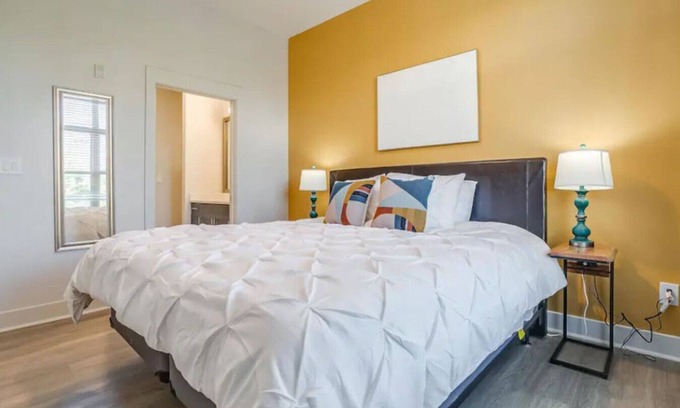 Deep Ellum Appartement | 2Br Apt with Pool, Gym, and Free Parking