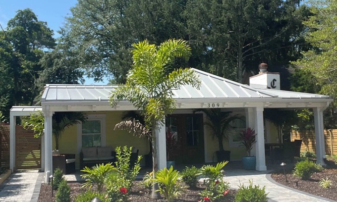Caine Woods Maison | 2BR Bungalow -patio space-dog friendly- sleeps 4