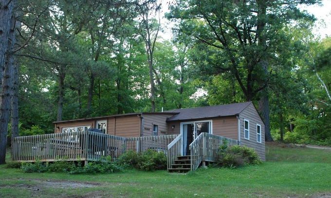Nevis Cabine | 2BR Cabin Niché dans les pins imposants sur un lac calme Animaux acceptés!