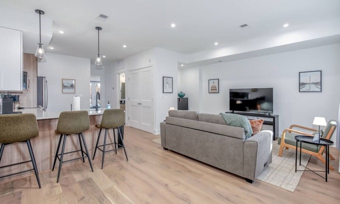 Southeast Hôtel | 2 Bedroom Cap Hill Suite w/ Balcony - 3 min walk to Metro!