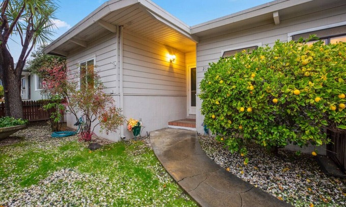 University Heights Maison | 2BR Close To Stanford, Medical Center and Hospital