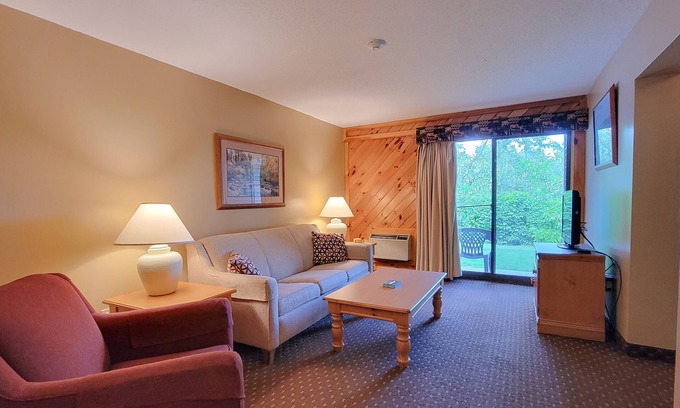 Weirs Beach Copropriété | Weirs Beach Winter Hideaway: 2BR Condo with Patio