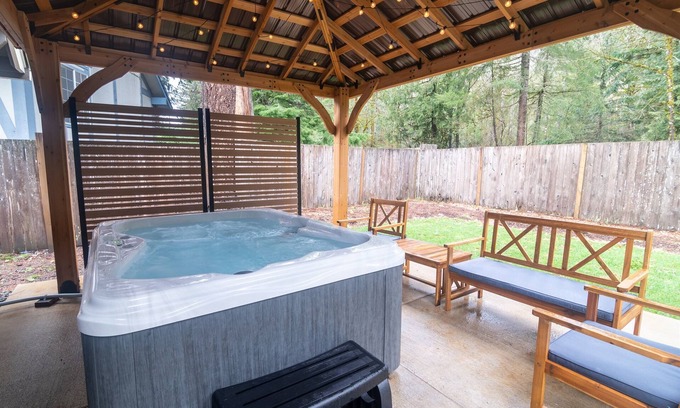 Mount Hood Village Cabine | 2BR Cozy Cabin w/ Pvt Hot Tub, Pool+River Access