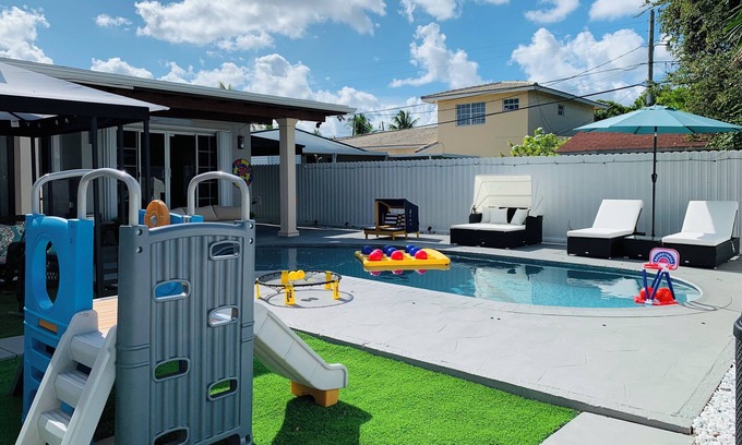 Flagami Maison | 2BR+Den, Heated Pool, Parking, Located near prime attractions