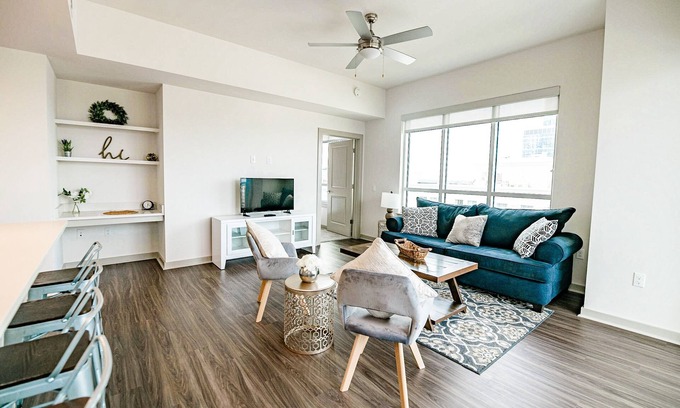 Third Ward Appartement | 2BR Fully Furnished Apartment Uptown - BOA Stadium by RedAwning
