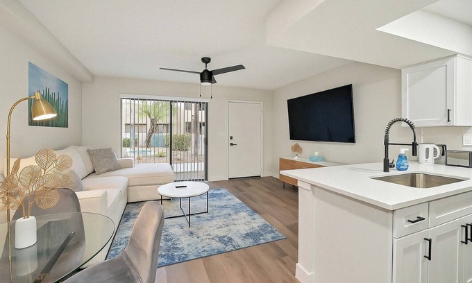 Village Grove Appartement | 2BR Gem+2Bd+70"SmartTV+FreeParking