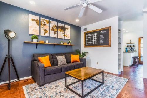 West University Appartement | 2BR Hideaway with Patio Springtime in Downtown