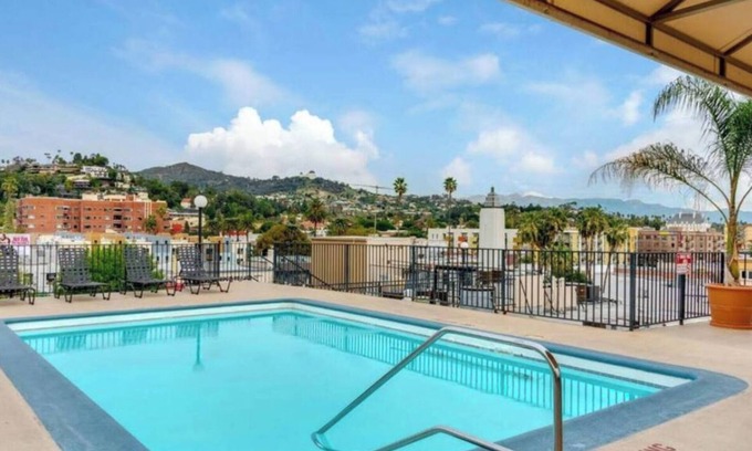 Little Armenia Appartement | 2BR Hollywood Apt w/ Rooftop Pool & Stunning Views