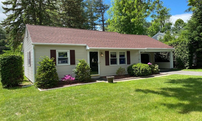 Plattsburgh Maison | 2BR house in a quiet neighborhood