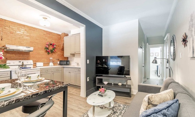 Central Hamilton Appartement | 2BR King Apt - Netflix Included!