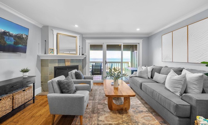 Tahoya Shores Copropriété | 2BR Lakefront Tahoe Condo w/ 2 balconies, close to Northstar!