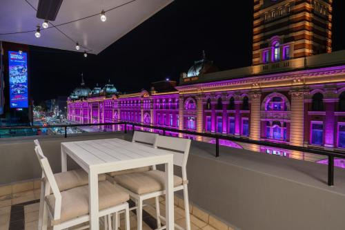 Melbourne Central Business District Appartement | 2BR - Large balcony facing Flinders Street Station