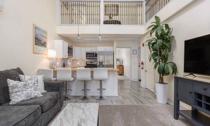 Off Broadway Appartement | 2BR Loft in the Heart of Newport with Parking!