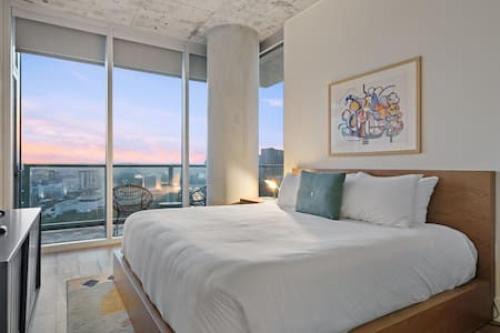 Rainey Street Historic District Appartement | 2BR Lux Highrise + Austin + Vibrant Rainey St