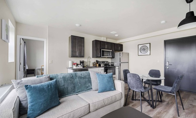 New Center Detroit Appartement | 2BR Luxury Suite Near Henry Ford