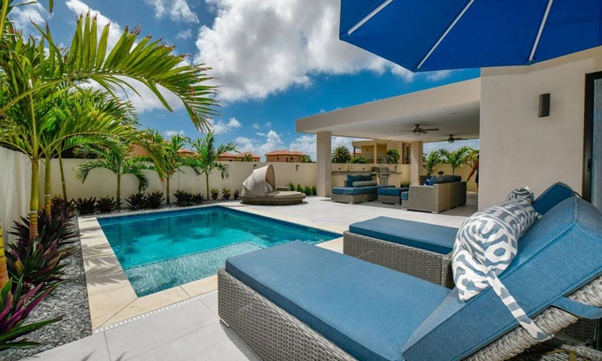 Gold Coast Maison | 2BR Luxury Villa with PRIVATE POOL - 30% DISCOUNT