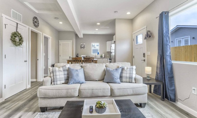 Monument Maison | 2BR Modern Cottage with Hot Tub in Monument Near USAFA, Park