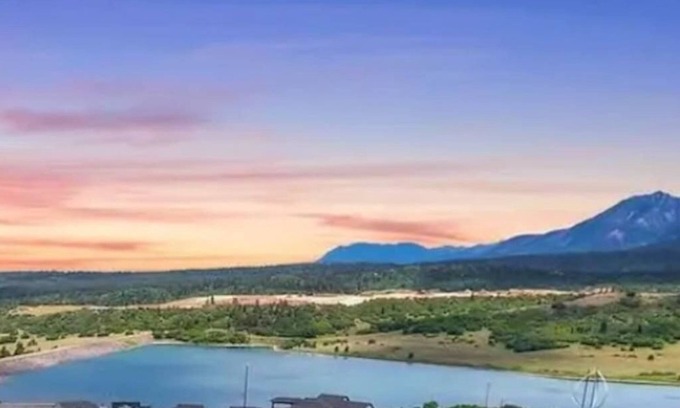 Monument Maison | 2BR♥Mountain&Lake view♥Hot Tub+MiniGolf+Pool Table