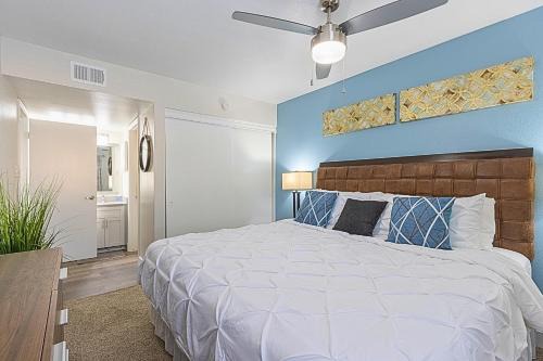 Paradise Valley Village Appartement | 2BR near Stone Creek - Pool & Mall Access Comfort - C254