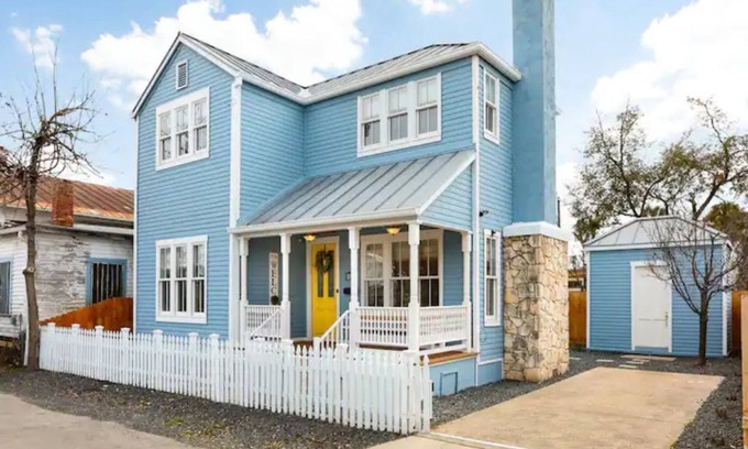 Southtown Maison | 2BR Near the iconic Alamo, Firepit, Hot tub & BBQ