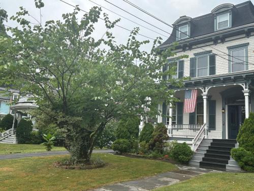 Poughkeepsie Appartement | 2Br Private Victorian Apartment in City location on half acre Sleeps 5