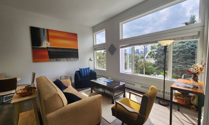 Inglewood Copropriété | 2BR,Sleeps 4-6, Big spacious feeling, free parking, rivers. 4min to confluence.