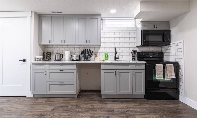 Kitchener Appartement | 2BR Sleeps 6 +Wifi+Parking+Pet