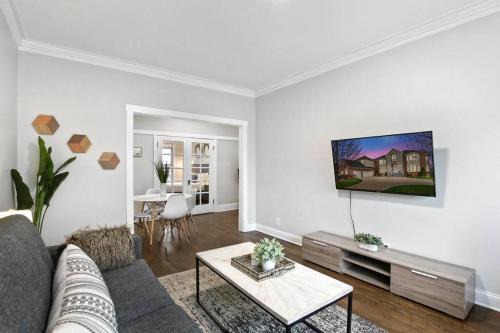 Avondale Appartement | 2BR Stylish Apartment in Avondale close to Shops - Roscoe 1W
