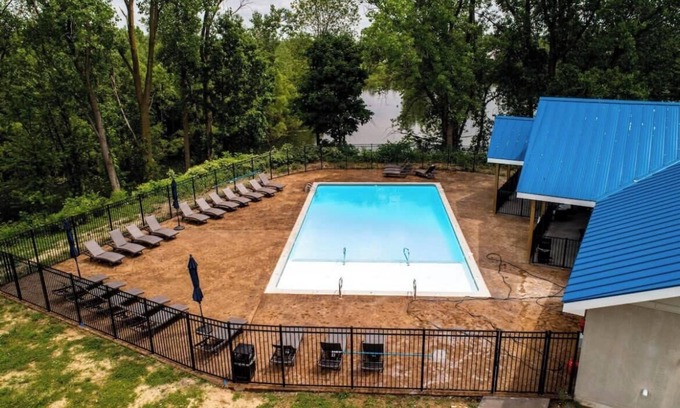Grandville Appartement | 2BR Suite at The Grand Castle Pool, Gym & Parking