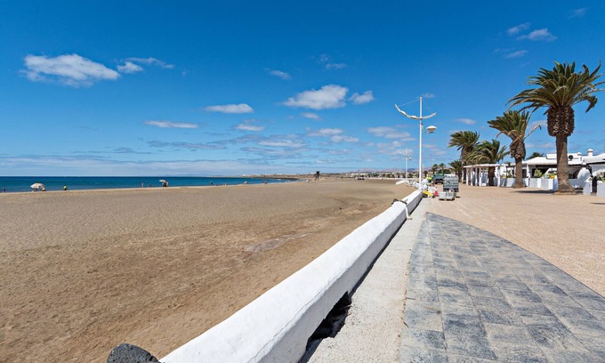 Playa Honda Chalet De Ski | 2BR Terrace Home - 10 min walk to the Beach