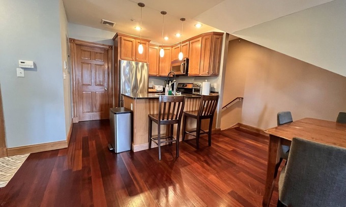 Inman Square Copropriété | 2BR Top Floor PH Apt w/ Private RoofDeck in Central Sq, minutes to Harvard&MIT